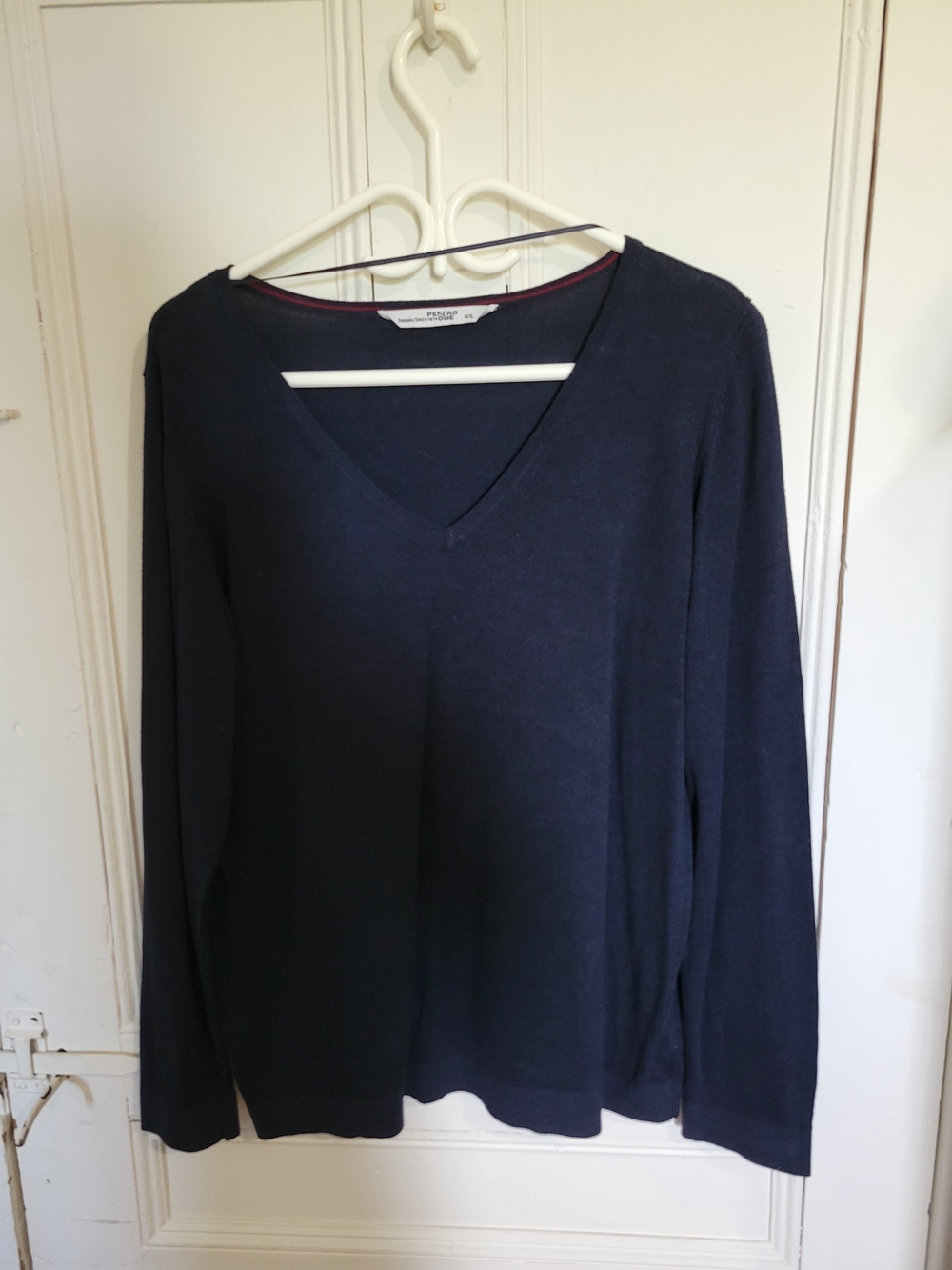 Women’s V-Neck Navy Sweater Large